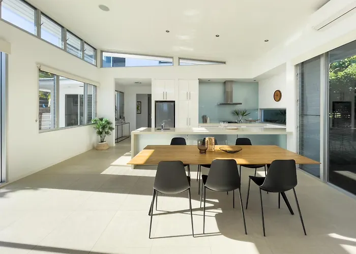 Stunning Views, Private Pool Near Hastings St