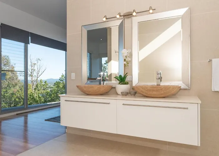 Stunning Views, Private Pool Near Hastings St