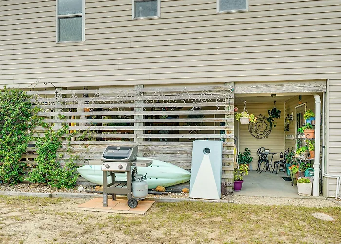 Nags Head Apt With Patio - 1/2 Mile Walk To Beach!