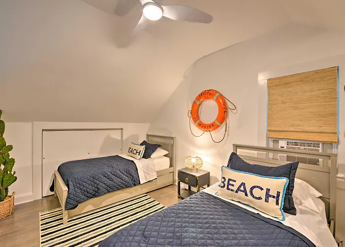 Ocean Grove Apt. W/ Balcony: 1 Block To The Beach!