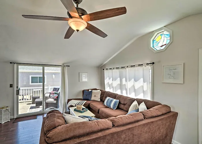 Beachy Lavallette Cottage W/ Outdoor Shower, Patio