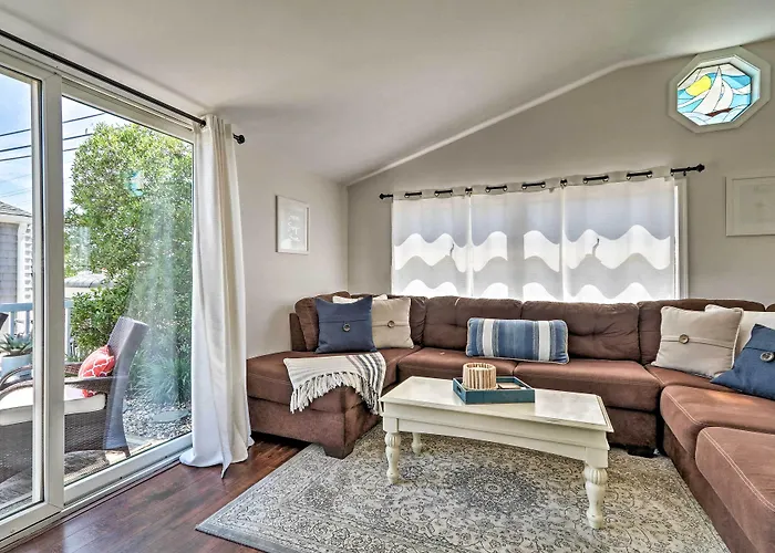 Beachy Lavallette Cottage W/ Outdoor Shower, Patio
