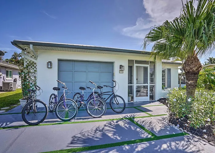 Naples Oasis W/ Screened Pool, Bike To Beach!