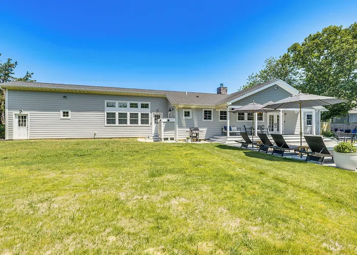 Distinctive Hamptons Home W/ Pool Near Bay, Ocean
