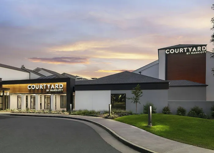 Courtyard By Marriott Bakersfield