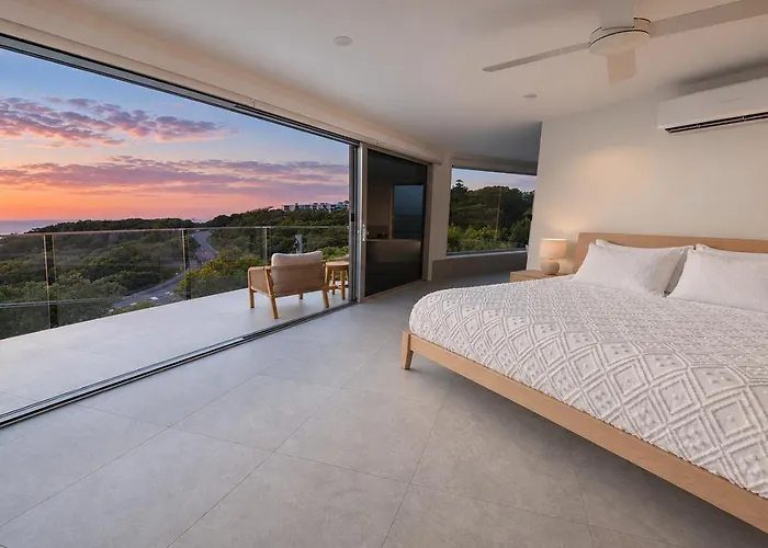 Coolum Bays Beachfront Apartment With Ocean View Bath