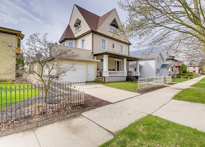 Updated Sheboygan Home W/ Porch < 1 Mi To Beach