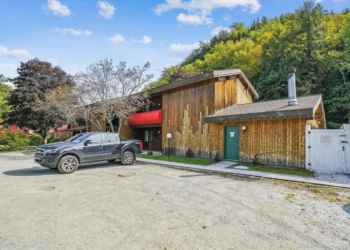 207 Cedarbrook Queen Studio