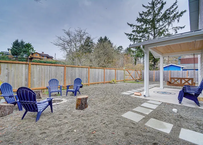 Westport Home W/ Hot Tub: 2 Blocks To Beach!