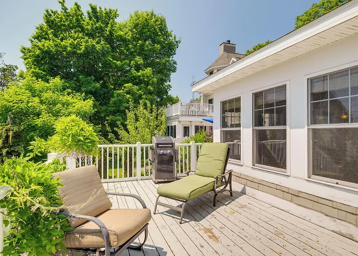 Cozy Michigan Retreat W/ Deck & Gas Grill!