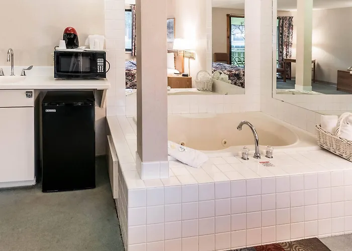 Econo Lodge Inn & Suites Oconto