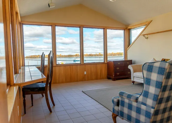 Hotel Wolfe Island