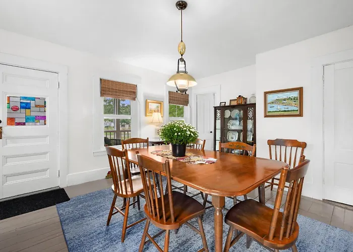 Charming Cape Cottage Steps From Bank St Beach