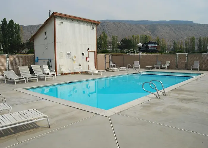 Crescent Bar Camping Resort Cottage 4