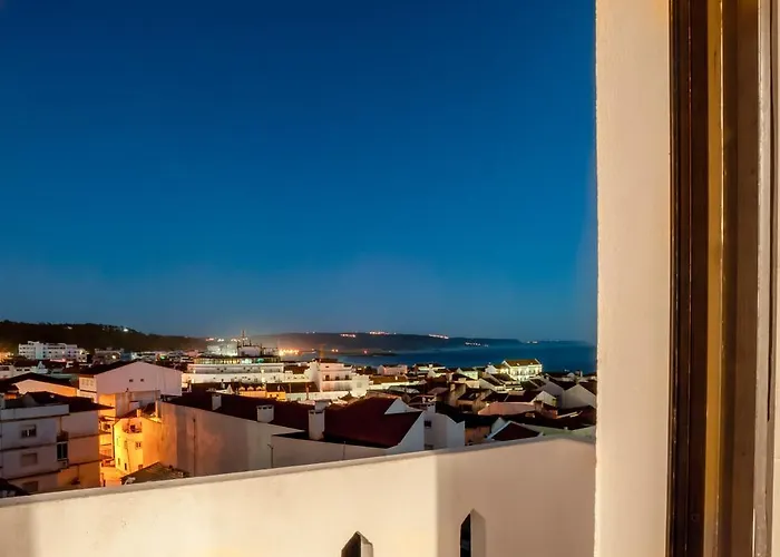 Nazare Hostel - Rooms & Dorms