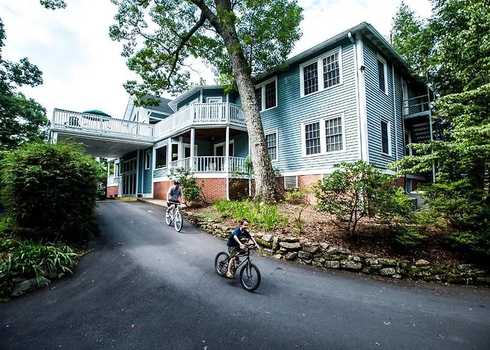 Highland Lake Inn & Resort - Flat Rock