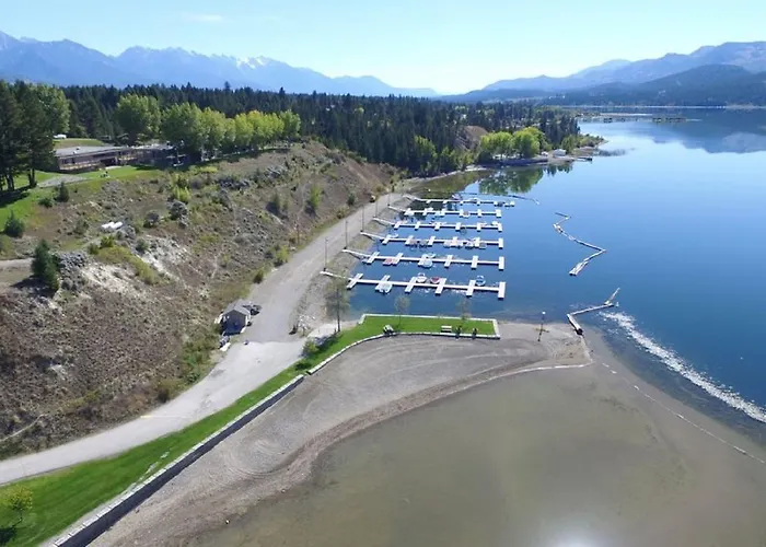 Rent Now 2450 By Month! Akiskinook Resort! 1 Bedroom Main Floor Townhome! Private Entrance! Sleeps 4! Sandy Beach Lakefront Resort! Tennis, Pickle, Basket Ball Courts, Indoor Pool, Hot Tub, Squash Court! Short Drive To Radium Or Fairmont Hot Springs!
