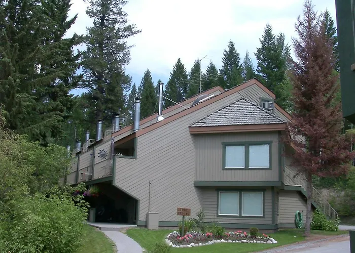 Rent Now 2450 By Month! Akiskinook Resort! 1 Bedroom Main Floor Townhome! Private Entrance! Sleeps 4! Sandy Beach Lakefront Resort! Tennis, Pickle, Basket Ball Courts, Indoor Pool, Hot Tub, Squash Court! Short Drive To Radium Or Fairmont Hot Springs!