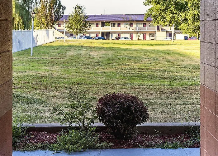Budget Host Inn