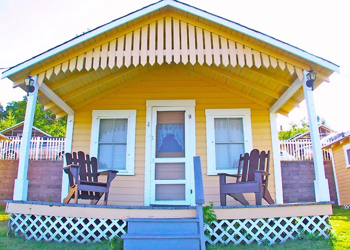 Half Moon Motel & Cottages