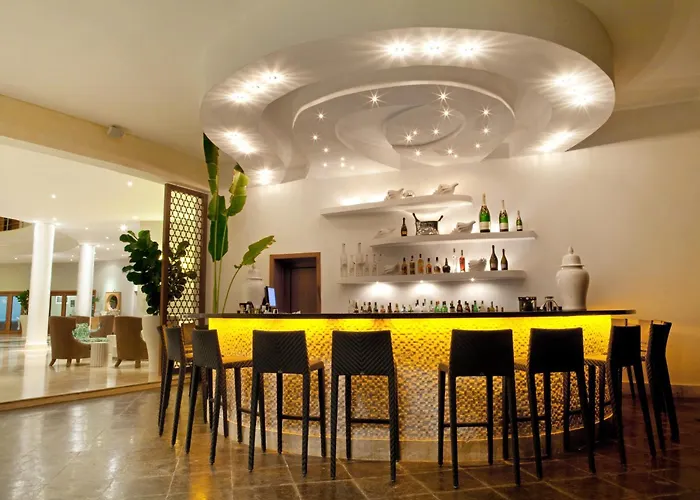 The Bannister Hotel & Yacht Club