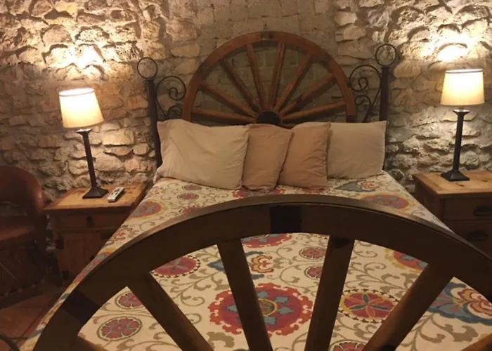 The Historic Leakey Inn