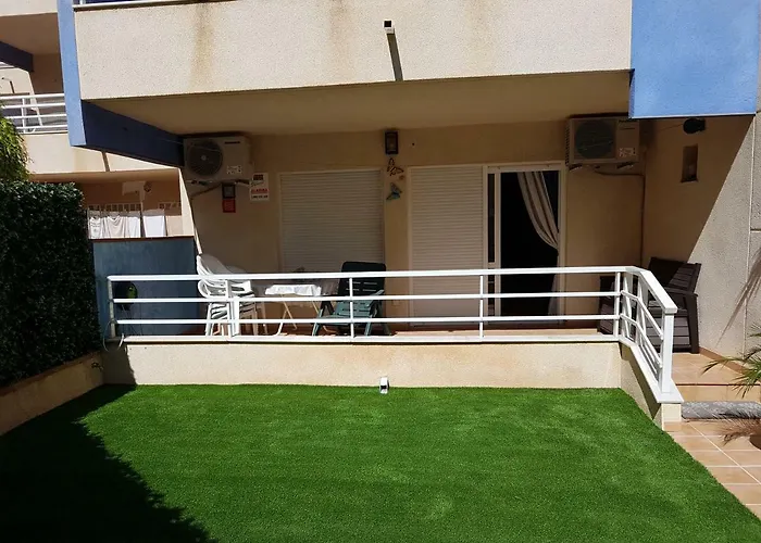 Bajo con jardin WIFI junto al mar