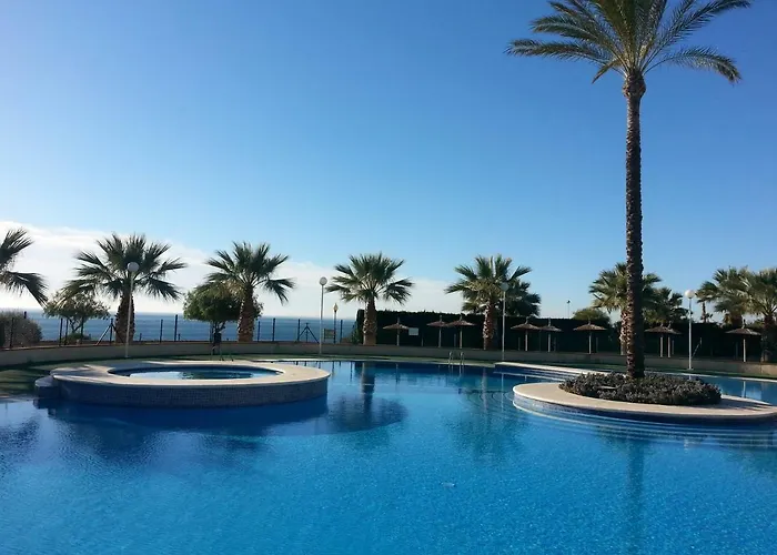Bajo con jardin WIFI junto al mar
