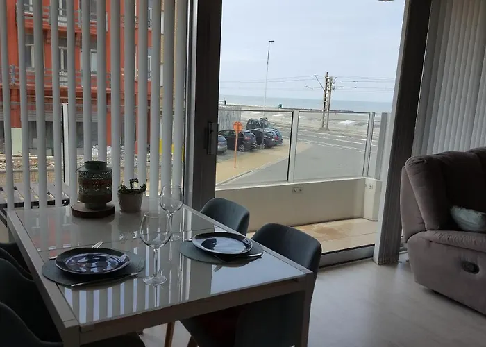 Studio Raversijde With Sea View