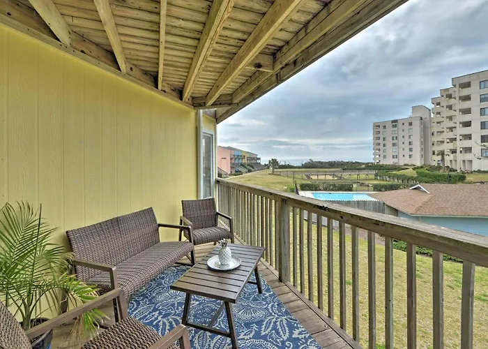 Bright Emerald Isle Condo W/ Private Beach Access!