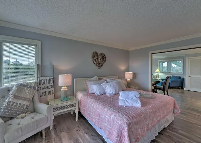 Bright Emerald Isle Condo W/ Private Beach Access!